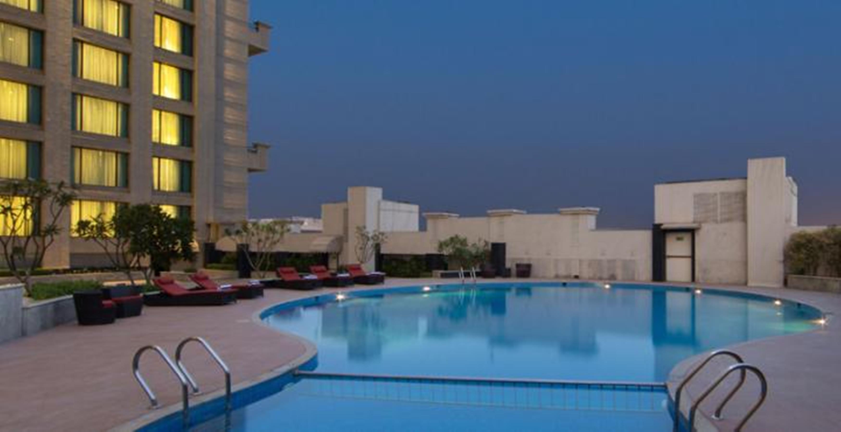 Welcomhotel By Itc Hotels, Dwarka, New Delhi Buitenkant foto The swimming pool at the hotel