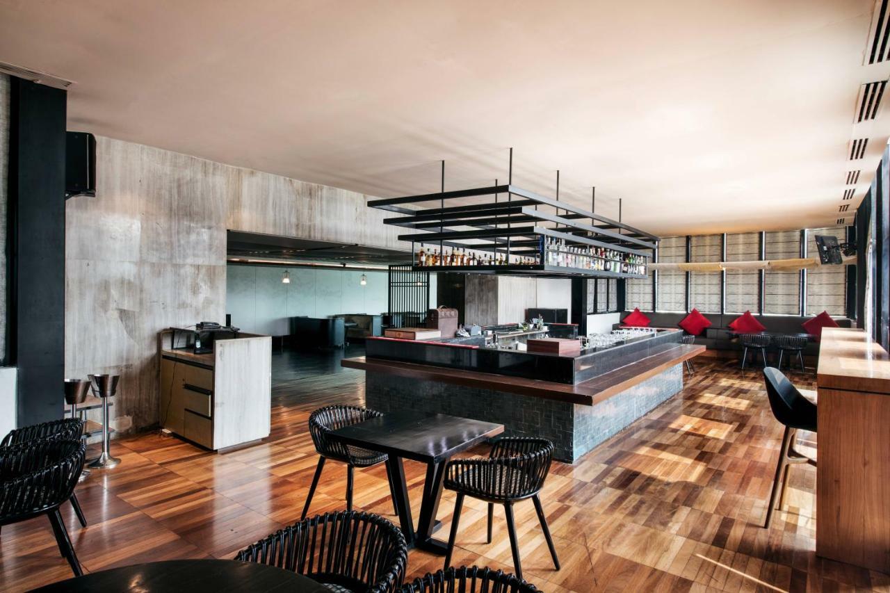 Welcomhotel By Itc Hotels, Dwarka, New Delhi Buitenkant foto The bar at the 101 Skybar